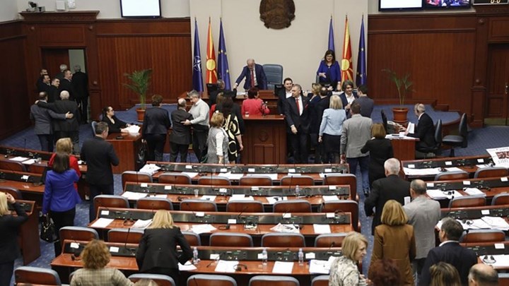Βόρεια Μακεδονία: Διαλύθηκε η Βουλή -Πρόωρες βουλευτικές εκλογές στις 12 Απριλίου - Φωτογραφία 1