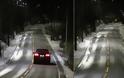 Ήρθαν οι «έξυπνοι» δρόμοι: Τα φώτα ανάβουν αυτόματα μόλις περνά αυτοκίνητο