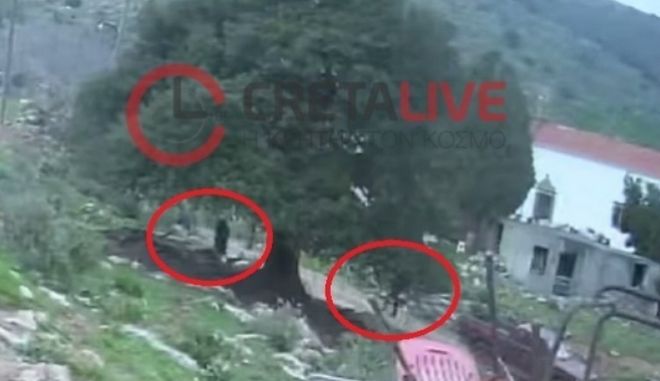 Βίντεο σοκ από το φονικό στην Κρήτη -Η στιγμή που ο 43χρονος πυροβολεί πατέρα και γιο - Φωτογραφία 1