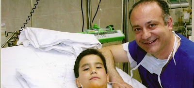 Ο διεθνούς φήμης Καθηγητής Αυξέντιος Καλαγκός, που έχει χειρουργήσει 15000 παιδιά, χωρίς πληρωμή, διευθυντής στο ΙΑΣΩ Παίδων - Φωτογραφία 1