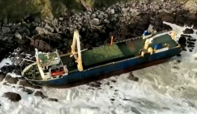 Πλοίο φάντασμα ξεβράστηκε στην Ιρλανδία (video) - Φωτογραφία 1