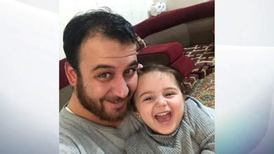 Ένας υπέροχος πατέρας: Έμαθε την κορούλα του να γελά κάθε φορά που ακούει βόμβες στη Συρία (video) - Φωτογραφία 1