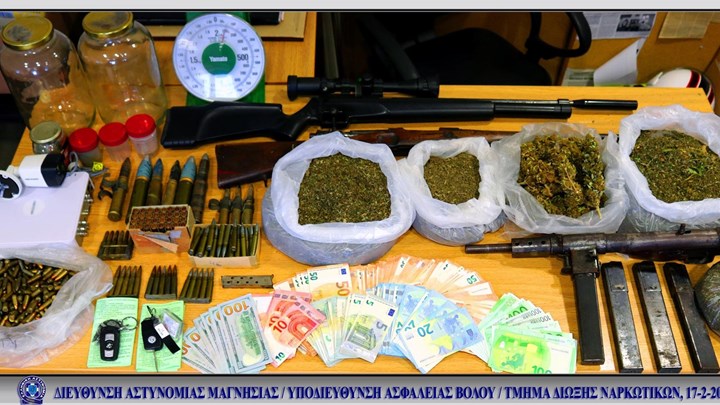 Βόλος: Συνελήφθη πρώην παίκτρια ριάλιτι - Βρέθηκαν όπλα και ναρκωτικά στο σπίτι της - Φωτογραφία 1