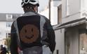 Ένα γιλέκο από... emoji παρέχει μεγαλύτερη ασφάλεια στους ποδηλατιστές