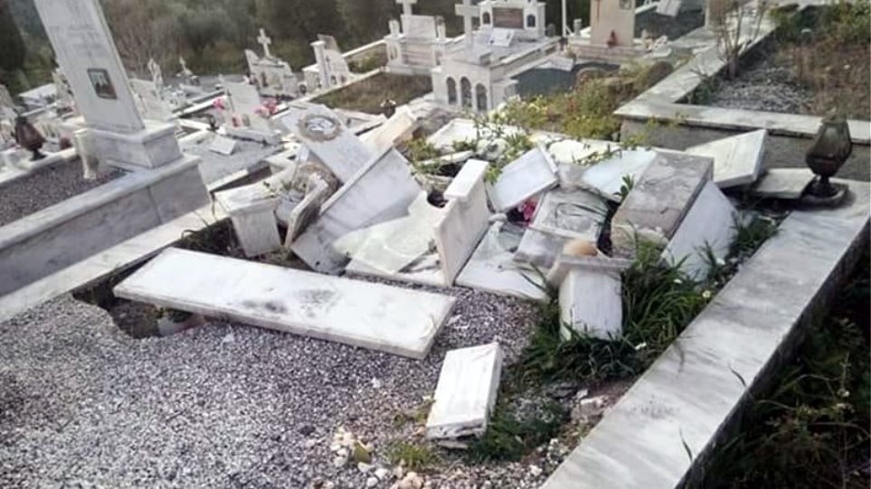 Βανδάλισαν τάφους στο νεκροταφείο της Καμαρούλας - Φωτογραφία 1