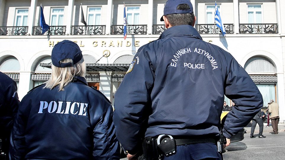 Κύκλωμα επίορκων αστυνομικών «ξέπλενε» Αλβανούς κακοποιούς με πλαστές ταυτότητες - Φωτογραφία 1