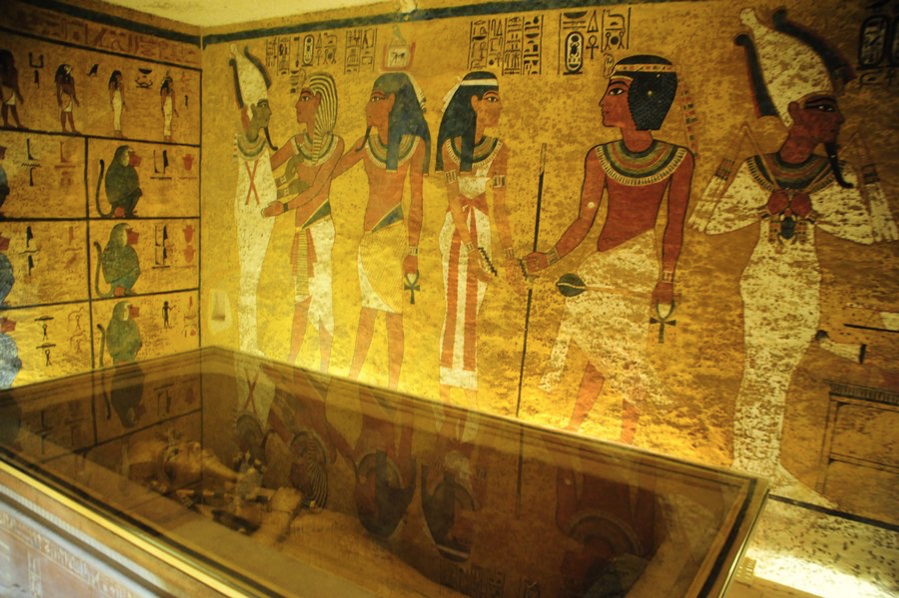 Βρήκαμε τον τάφο της Νεφερτίτης, λένε Αιγύπτιοι αρχαιολόγοι - Φωτογραφία 1