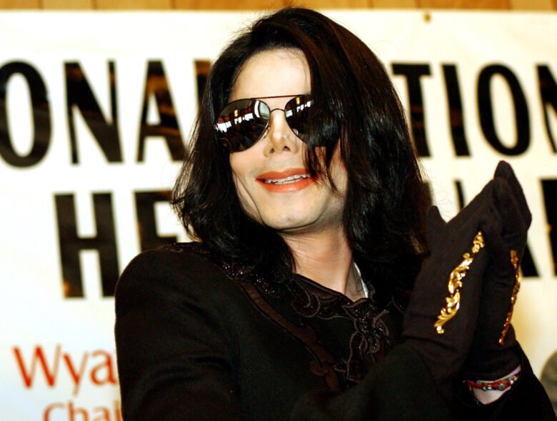 Συγκλονίζουν τα στοιχεία από τη νεκροψία του Μάικλ Τζάκσον: Δεν είχε μαλλιά, ζούσε με χάπια, χείλη και φρύδια ήταν τατουάζ - Φωτογραφία 1