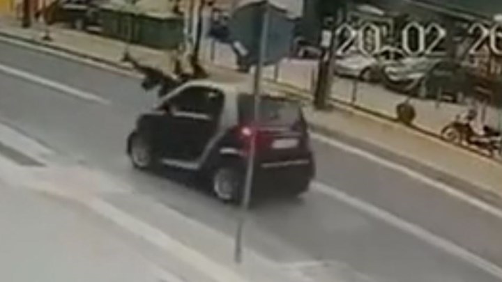 Σοκαριστικό βίντεο στο Ρέθυμνο: Αυτοκίνητο «εκτοξεύει» μητέρα και παιδί -Ευτυχώς δεν υπήρξαν θύματα - Φωτογραφία 1
