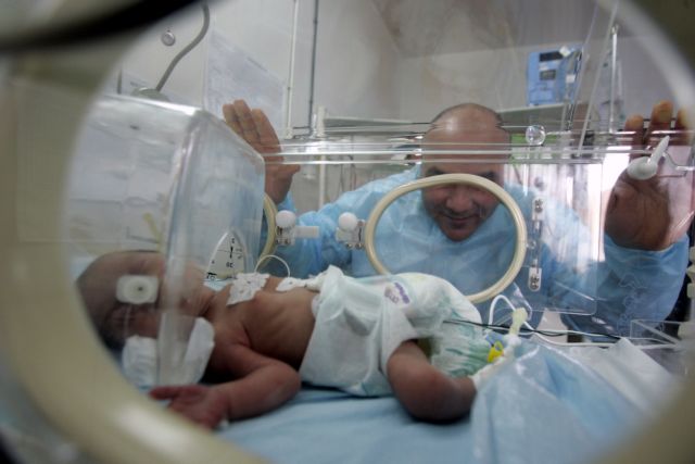 Μωρό γεννήθηκε με… νεύρα -Το «απειλητικό» βλέμμα στο γιατρό (video) - Φωτογραφία 1
