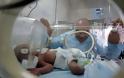 Μωρό γεννήθηκε με… νεύρα -Το «απειλητικό» βλέμμα στο γιατρό (video)