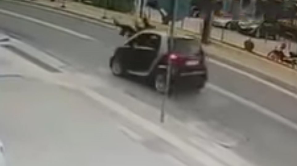 Βίντεο σοκ: Η στιγμή που αυτοκίνητο χτυπάει μητέρα και παιδί σε δρόμο - Φωτογραφία 1