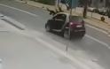Βίντεο σοκ: Η στιγμή που αυτοκίνητο χτυπάει μητέρα και παιδί σε δρόμο