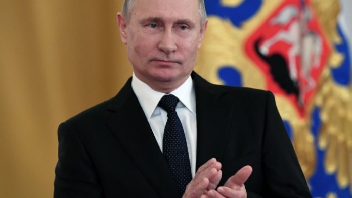 Αυτόγραφο του Πούτιν πουλήθηκε πιο ακριβά από αυτόγραφο του Γκαγκάριν - Φωτογραφία 1