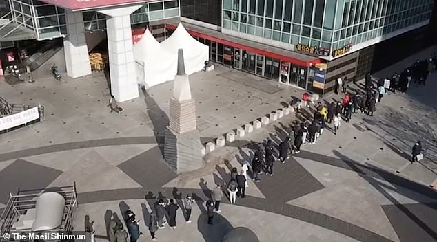 Νότια Κορέα: Τρομοκρατημένοι πολίτες σχηματίζουν ουρές χιλιομέτρων για μία... μάσκα (video) - Φωτογραφία 1