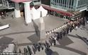 Νότια Κορέα: Τρομοκρατημένοι πολίτες σχηματίζουν ουρές χιλιομέτρων για μία... μάσκα (video)