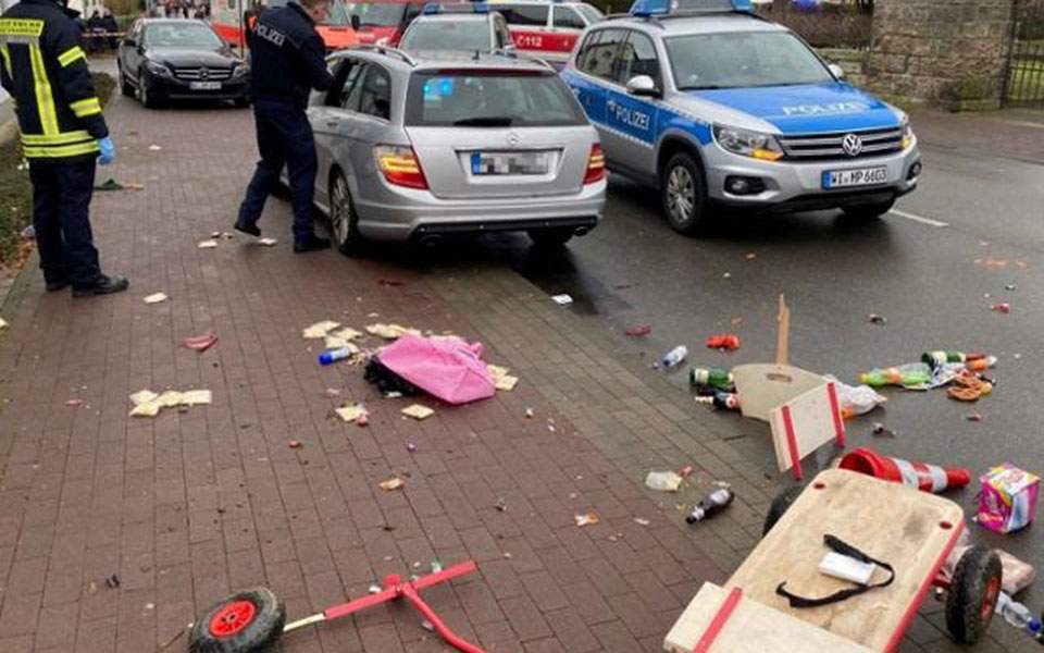 Γερμανία: Αυτοκίνητο έπεσε πάνω σε πεζούς στο Φολκμάρσεν - Πληροφορίες ότι ο δράστης στόχευε παιδιά - Φωτογραφία 1