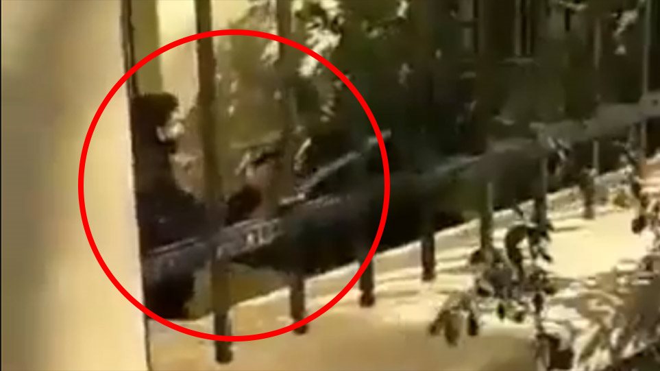 ΑΣΟΕΕ: Ειδικός φρουρός τράβηξε όπλο μέσα στο πανεπιστήμιο - Δέχθηκε επίθεση από 30 άτομα, λέει η ΕΛΑΣ - Φωτογραφία 1