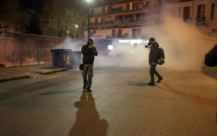 Νύχτα – κόλαση και μάχες σώμα με σώμα κατοίκων και ΜΑΤ σε Μυτιλήνη και Χίο για τα κλειστά κέντρα - Φωτογραφία 2