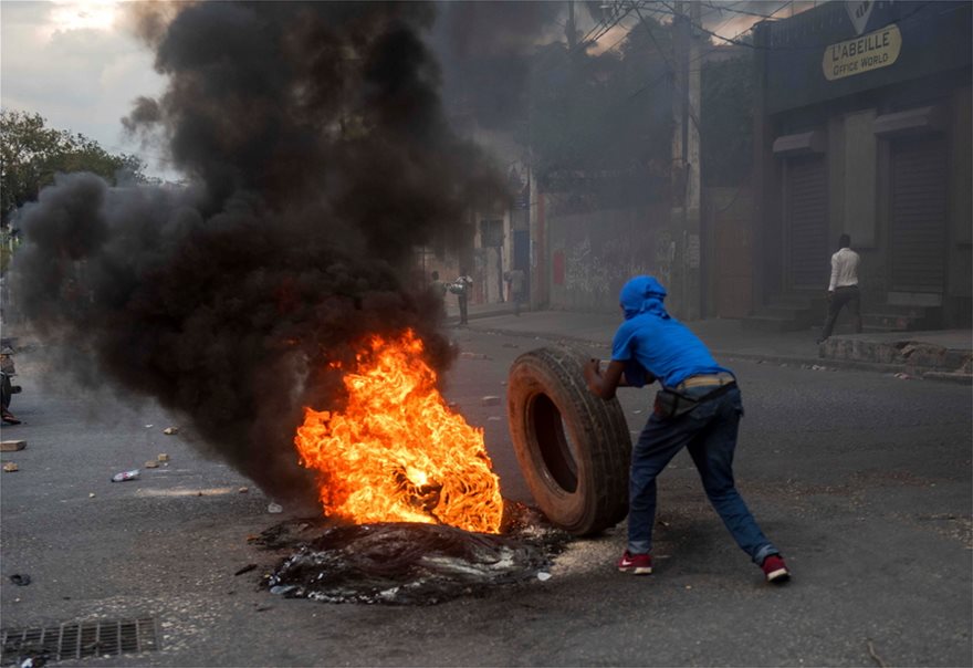 Αϊτή: Παρέλυσε χθες η πρωτεύουσα μετά τα αιματηρά επεισόδια μεταξύ αστυνομικών και στρατιωτικών - Φωτογραφία 3