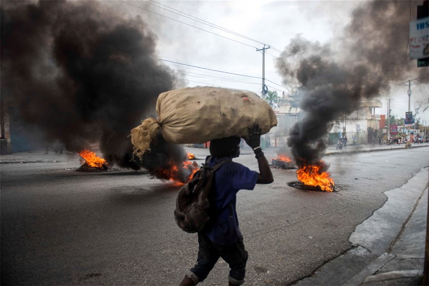 Αϊτή: Παρέλυσε χθες η πρωτεύουσα μετά τα αιματηρά επεισόδια μεταξύ αστυνομικών και στρατιωτικών - Φωτογραφία 4