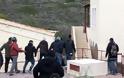 Σοβαρά επεισόδια στη Χίο - Οκτώ αστυνομικοί τραυματίες ύστερα από εισβολή κατοίκων στα ξενοδοχεία όπου διαμένουν