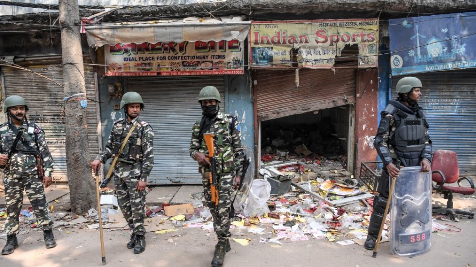 Τουλάχιστον 20 νεκροί στα βίαια επεισόδια στο Νέο Δελχί - Φωτογραφία 1