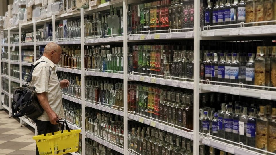 Οι αρχές καταστρέφουν 37.000 μπουκάλια νοθευμένης βότκας - Φωτογραφία 1