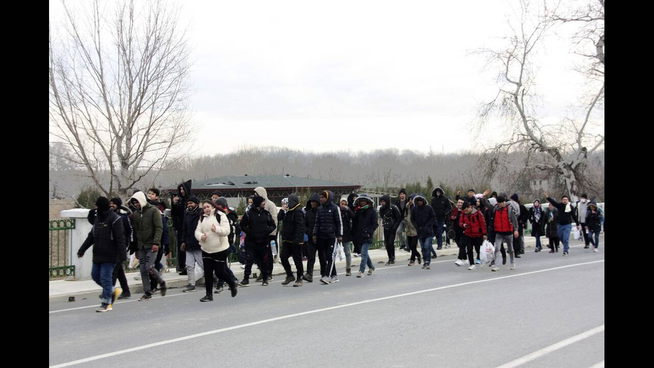Άνοιξε τα σύνορα ο Ερντογάν: Πρόσφυγες έτοιμοι να μπουν στην Ελλάδα.. - Φωτογραφία 1