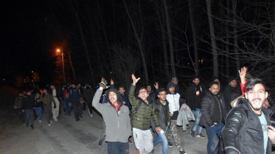Τουρκικά ΜΜΕ: Βίντεο με δεκάδες πρόσφυγες να περνούν ελεύθερα στα σύνορα με την Ελλάδα - Φωτογραφία 1