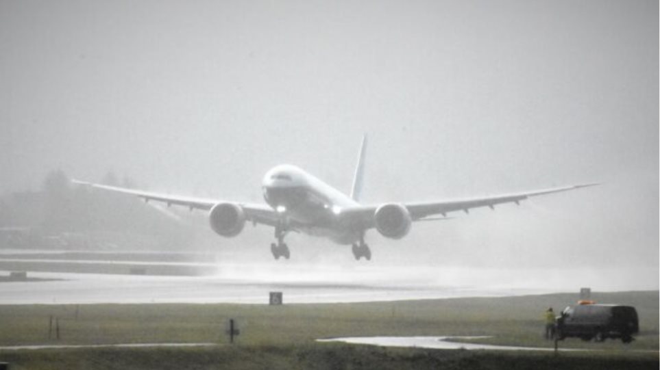 Boeing 777 με πάνω από 200 επιβάτες επέστρεψε στη Μόσχα - Εντοπίστηκε ρωγμή σε παράθυρο - Φωτογραφία 1