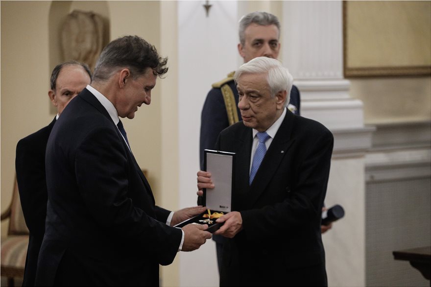 Ο Παυλόπουλος παρασημοφόρησε τον πρύτανη του ΕΚΠΑ και τον πρόεδρο του Κεντρικού Ισραηλιτικού Συμβουλίου - Φωτογραφία 2