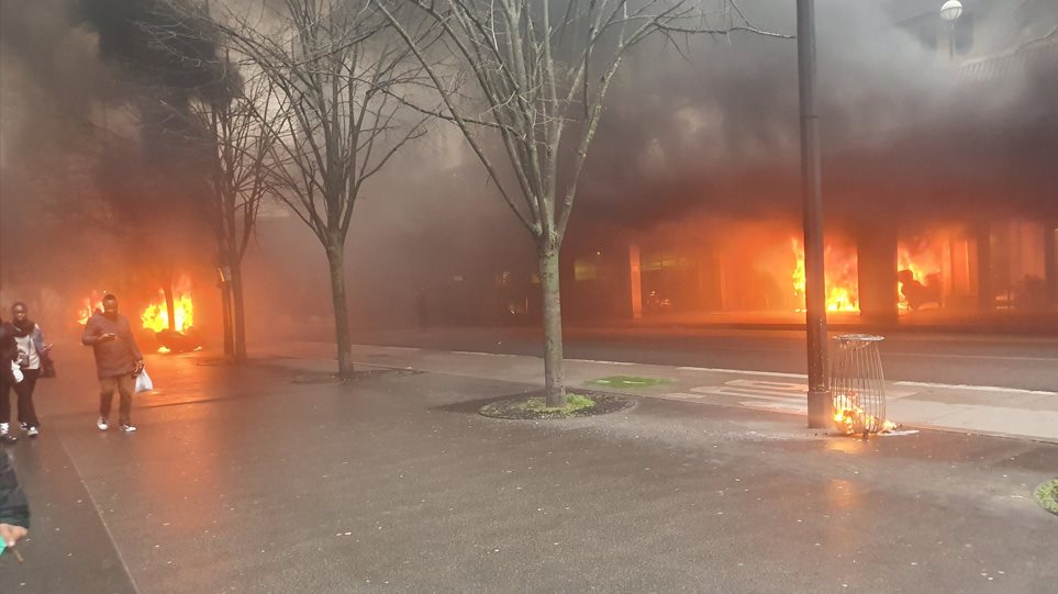Μεγάλη πυρκαγιά στο Παρίσι: Εκκενώθηκε ο σιδηροδρομικός σταθμός Gare de Lyon - Φωτογραφία 1