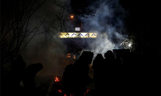 Ολονύχτια ένταση στον Έβρο: Φωτιές και συγκρούσεις με μετανάστες στα σύνορα - Φωτογραφία 1