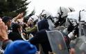 Έβρος: Πάνω από 3.000 μετανάστες στις Καστανιές - Πετούσαν πέτρες και φλεγόμενα ξύλα στους αστυνομικούς