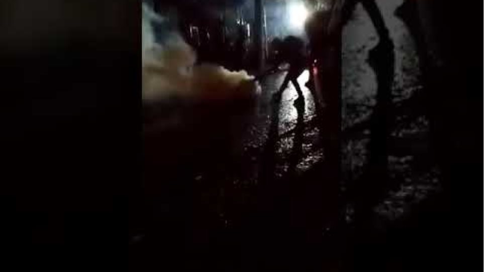 Τούρκοι αστυνομικοί πετούν δακρυγόνα προς την ελληνική πλευρά - Φωτογραφία 2
