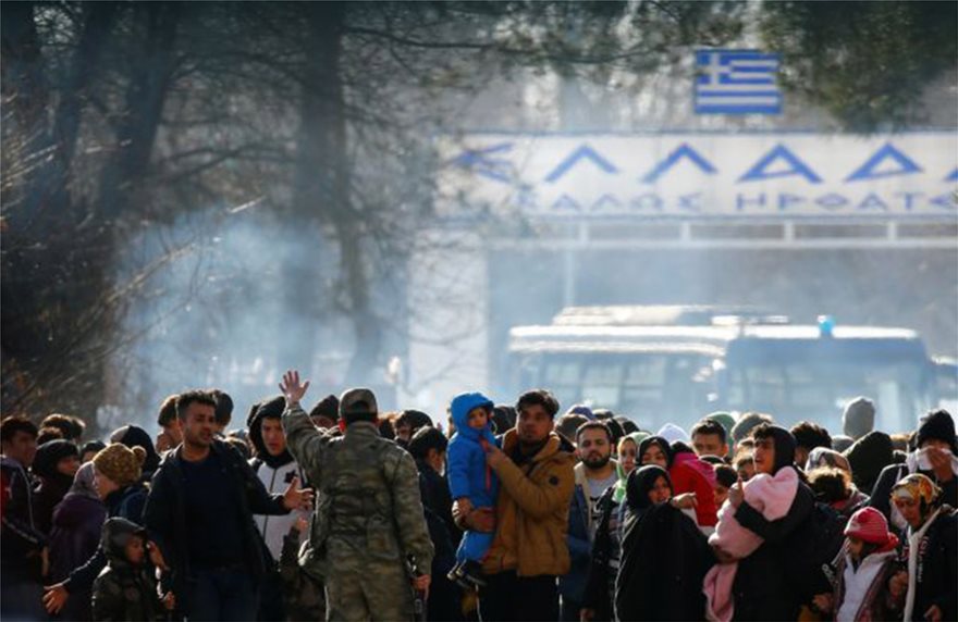 Τούρκοι αστυνομικοί πετούν δακρυγόνα προς την ελληνική πλευρά - Φωτογραφία 3