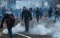 Τούρκοι αστυνομικοί πετούν δακρυγόνα προς την ελληνική πλευρά - Φωτογραφία 1
