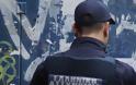 Αστυνομικός-σκοπός έξω από το σπίτι της Παπακώστα τραυμάτισε γυναίκα μετά από «παιχνίδι»
