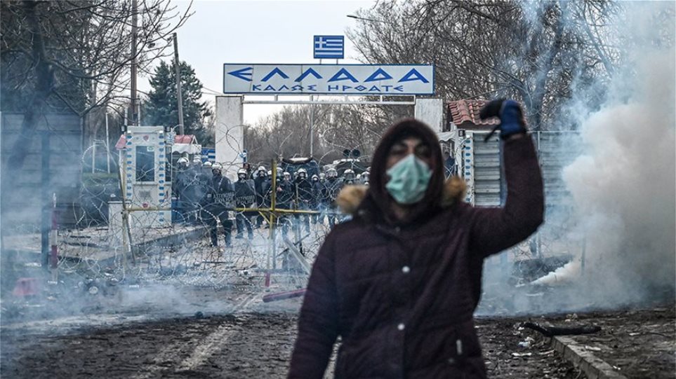 Έβρος: Τεντώνει το σxοινί η Τουρκία - Μοιράζει δακρυγόνα στους μετανάστες - Φωτογραφία 1