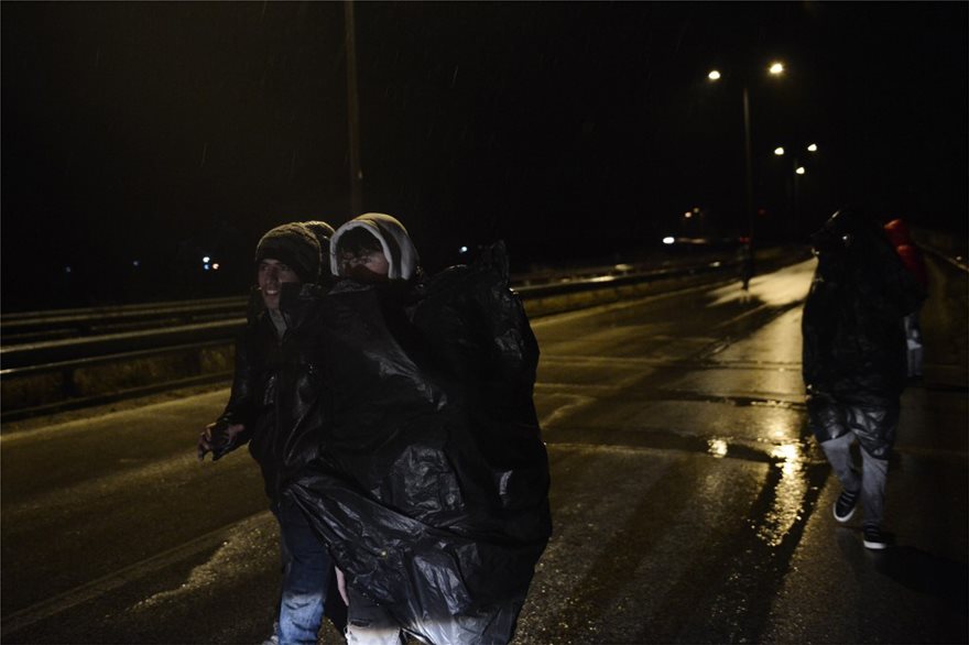 Έβρος: Ολονύχτια μάχη για να μην περάσουν οι μετανάστες τα σύνορα - Φωτογραφία 5
