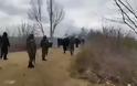 Βίντεο-ντοκουμέντο: Προειδοποιητικά πυρά των ΕΔ στον Έβρο - ''Μπλόκαραν'' την εισβολή των μεταναστών - Φωτογραφία 5