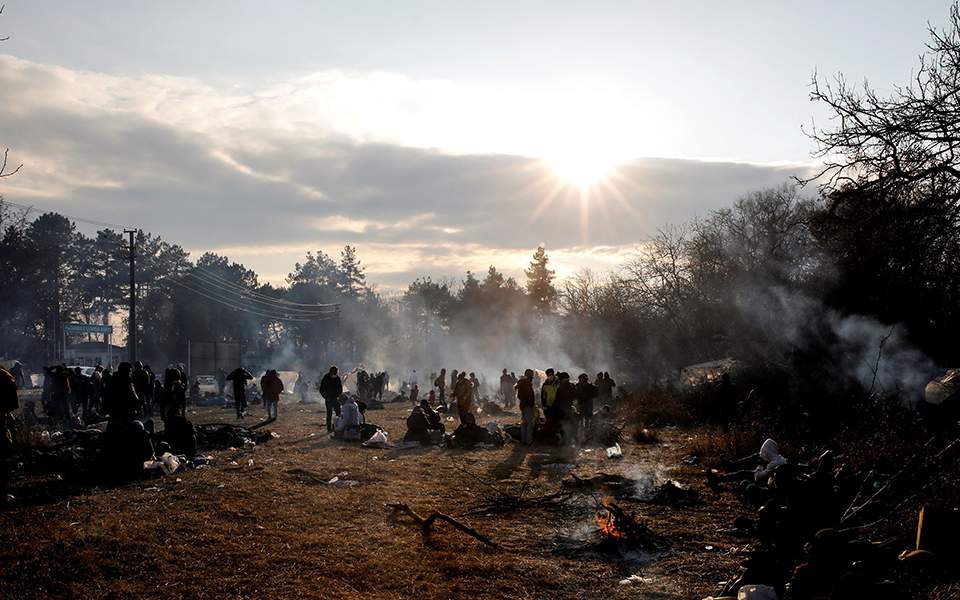 Έβρος: Συγκεντρώνεται κόσμος στις Καστανιές - Φωνάζουν «μπράβο πατρίδα» στους στρατιώτες - Φωτογραφία 1