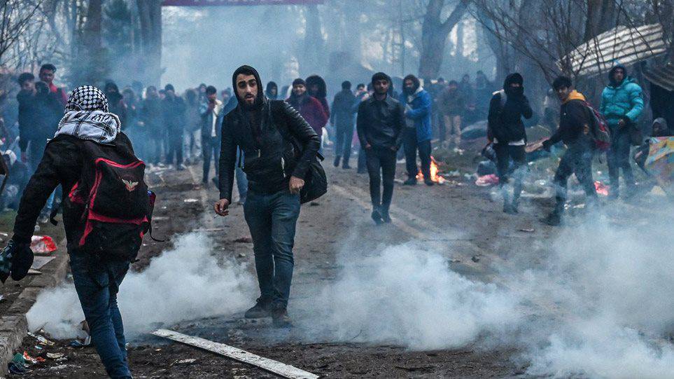 Καστανιές Έβρου: Τούρκοι αστυνομικοί ρίχνουν δακρυγόνα στην ελληνική πλευρά των συνόρων! - Φωτογραφία 1