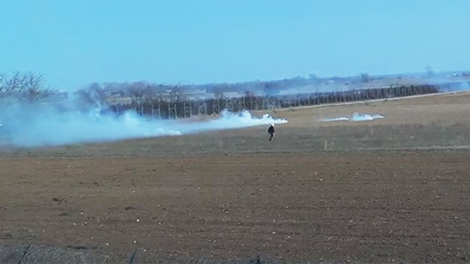 Έβρος: Οι Τούρκοι πετούν χημικά στις ελληνικές δυνάμεις με καθοδήγηση από drones - Φωτογραφία 1