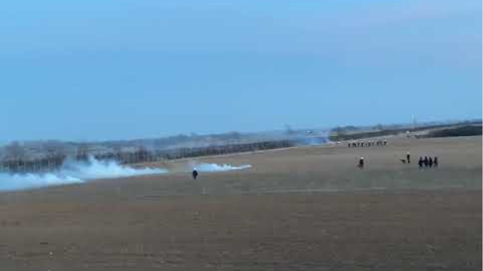 Έβρος: Οι Τούρκοι πετούν χημικά στις ελληνικές δυνάμεις με καθοδήγηση από drones - Φωτογραφία 2