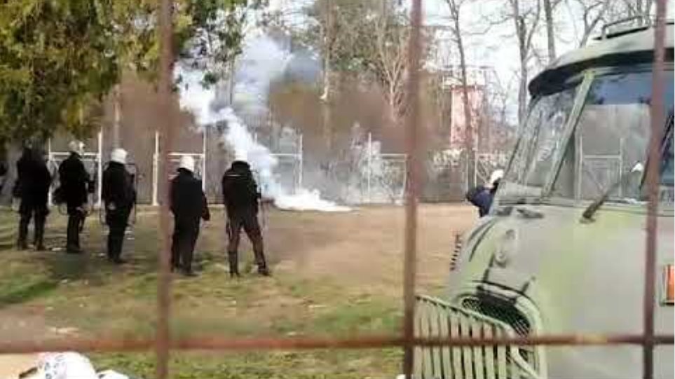 Έβρος: Οι Τούρκοι πετούν χημικά στις ελληνικές δυνάμεις με καθοδήγηση από drones - Φωτογραφία 4