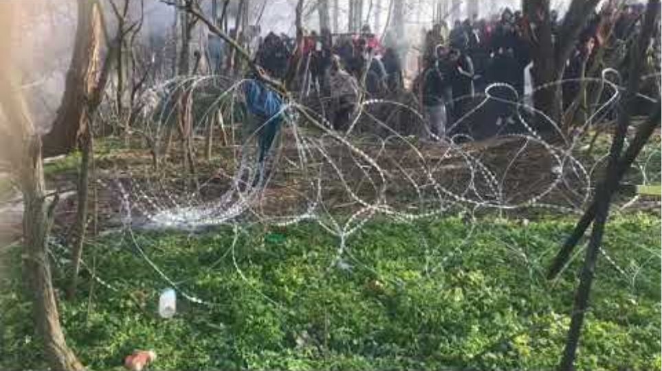 Έβρος: Οι Τούρκοι πετούν χημικά στις ελληνικές δυνάμεις με καθοδήγηση από drones - Φωτογραφία 6