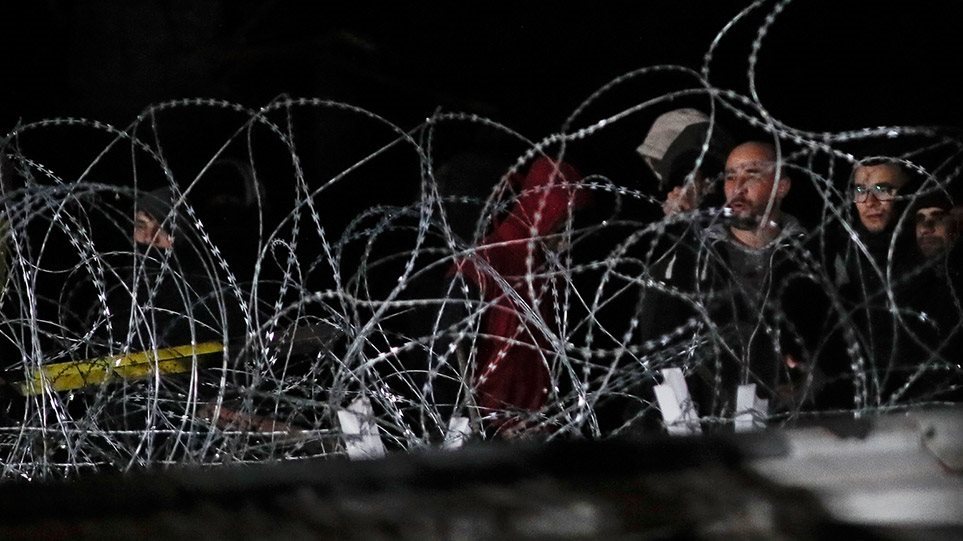 Έβρος: Αστυνομικοί «μαζεύουν» μετανάστες που περνούν τα σύνορα - Φωτογραφία 1