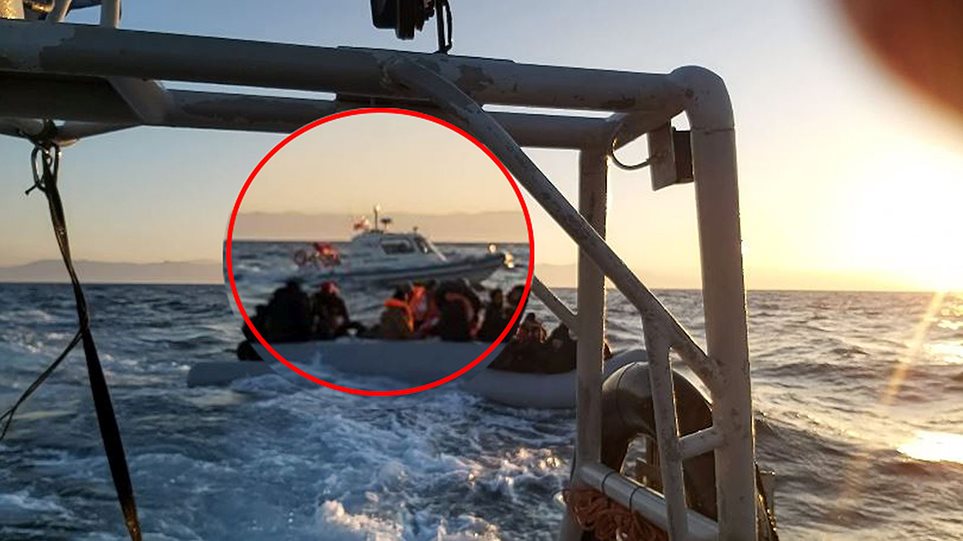 Βίντεο:Τουρκική ακταιωρό να καθοδηγεί βάρκα με μετανάστες προς τα ελληνικά νησιά! - Φωτογραφία 1
